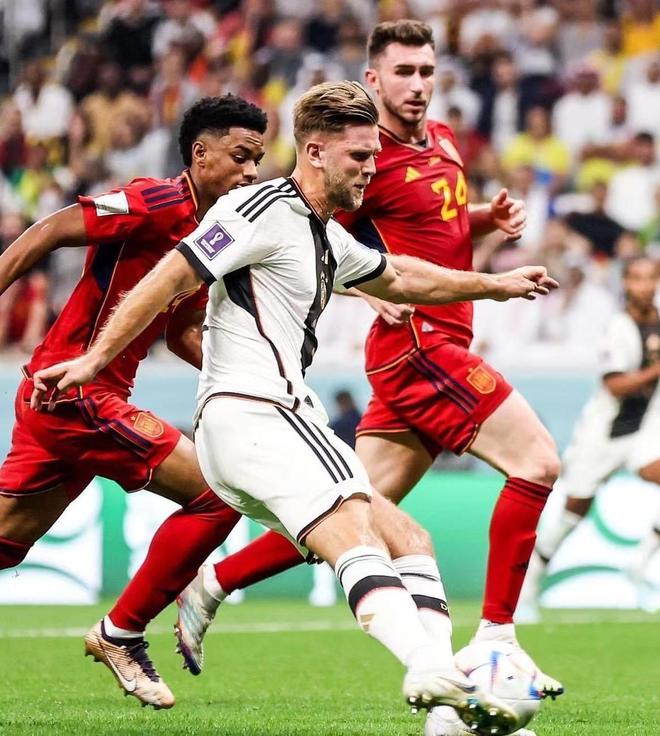 贡萨洛-加西亚打进世界波后，姆巴佩在看台上站起来为其鼓掌