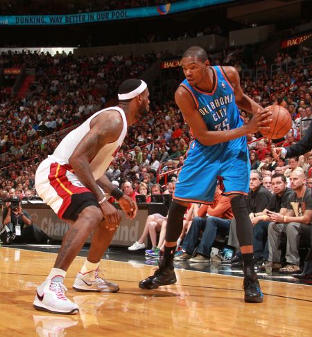 卡尔·雅泽姆斯基在红袜队的引退仪式上，全场球迷用一首长诗向其致敬