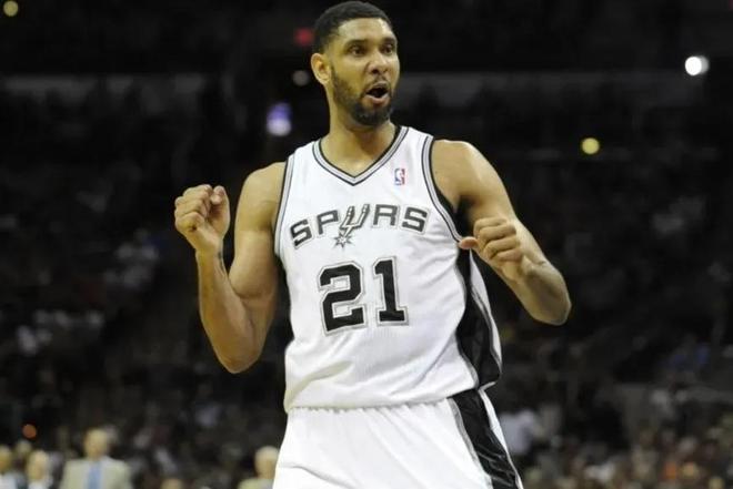 为什么外野手回传本垒时必须精准预判球的“弹跳高度”