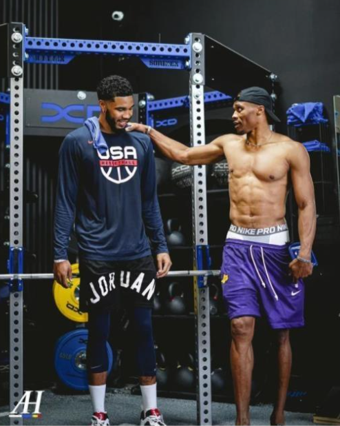 上海久事以111-72大胜四川丰谷，展现强大实力，全队多点开花，四川队虽努力但难敌强队。